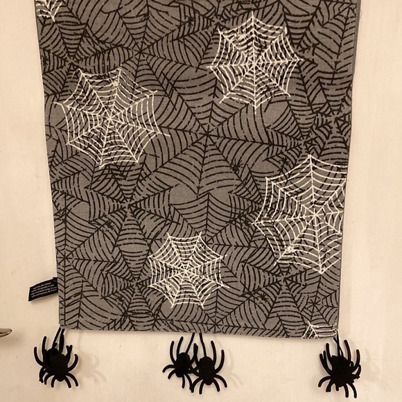 NWT!  CYNTHIA ROWLEY CURIOUS GLOW IN THE DARK SPIDERWEB HALLOWEEN TABLE RUNNER - Picture 6 of 11